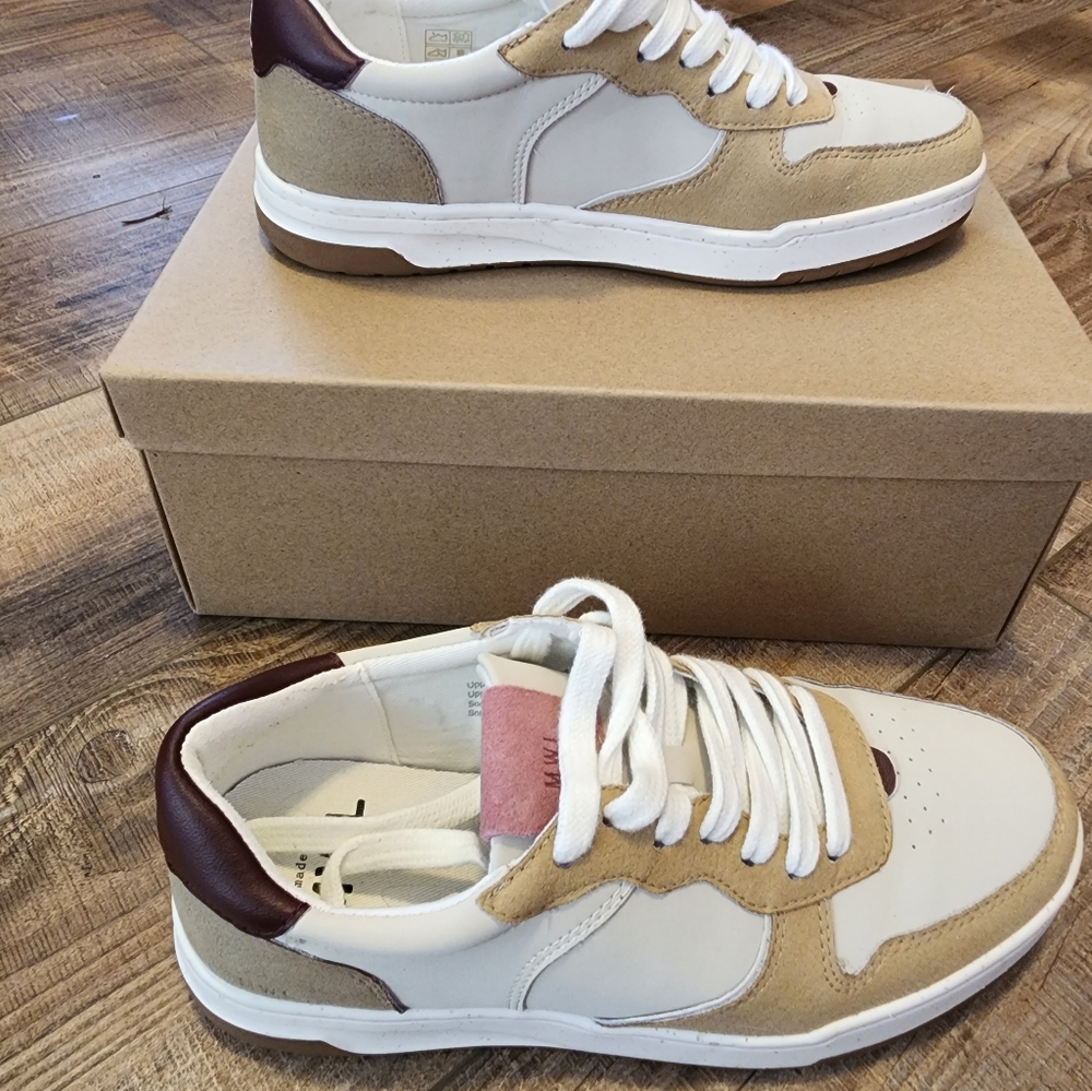 Women's tennis shoes